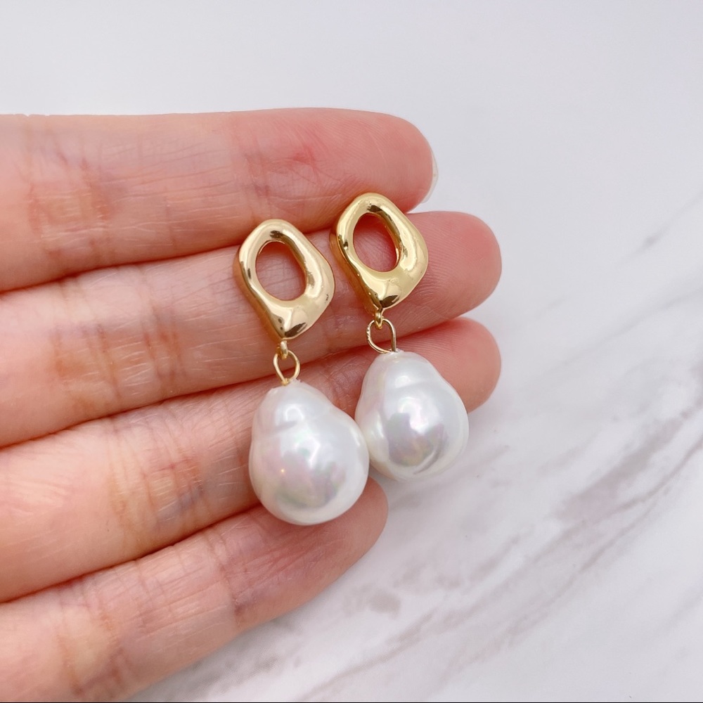 18K gold plated faux baroque pearl earrings - Picture 3 of 4